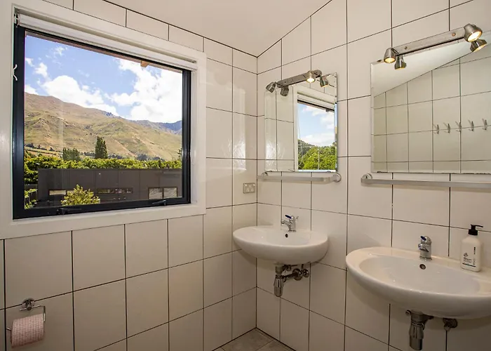 Group Escape In Sleeps 11 Bath & Views Wanaka