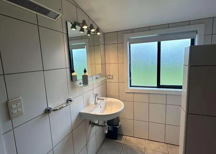 Group Escape In Sleeps 11 Bath & Views * Wanaka