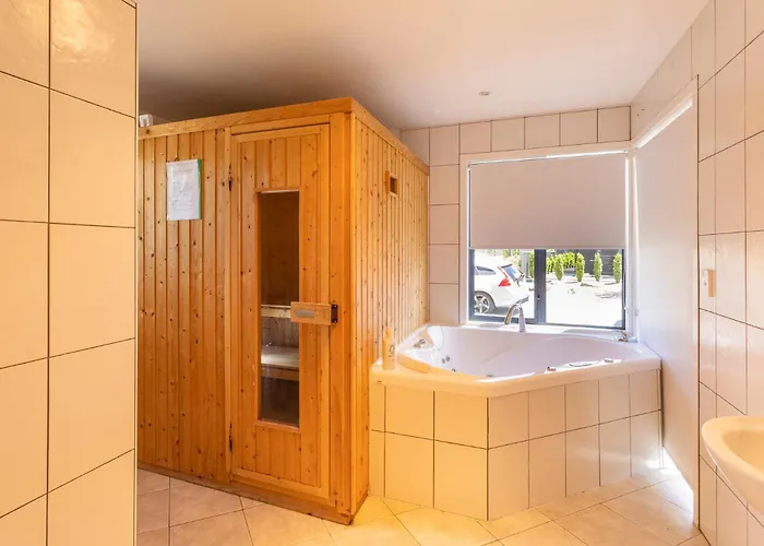 Group Escape In Sleeps 11 Bath & Views * Wanaka