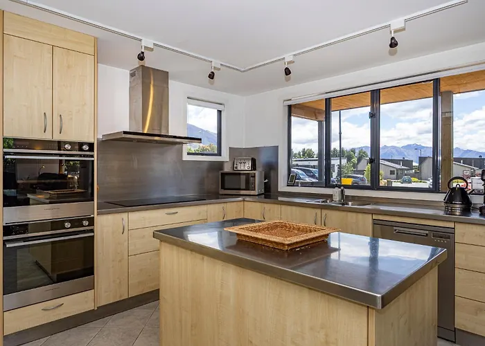 Group Escape In Sleeps 11 Bath & Views Wanaka