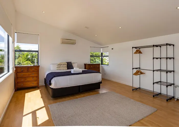 Group Escape In Sleeps 11 Bath & Views
