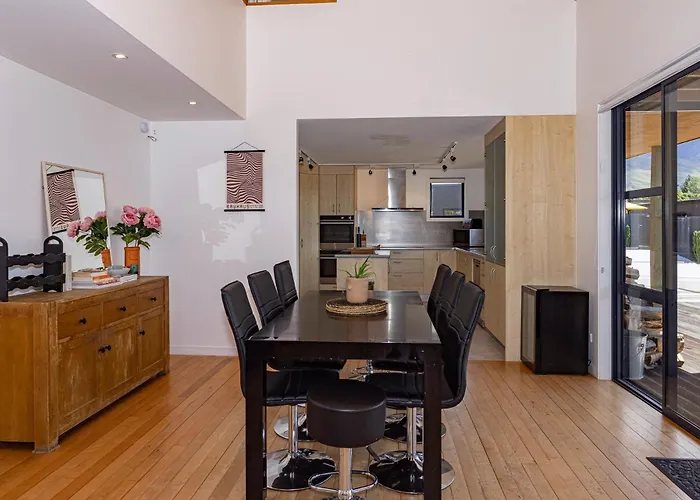 Group Escape In Sleeps 11 Bath & Views Wanaka