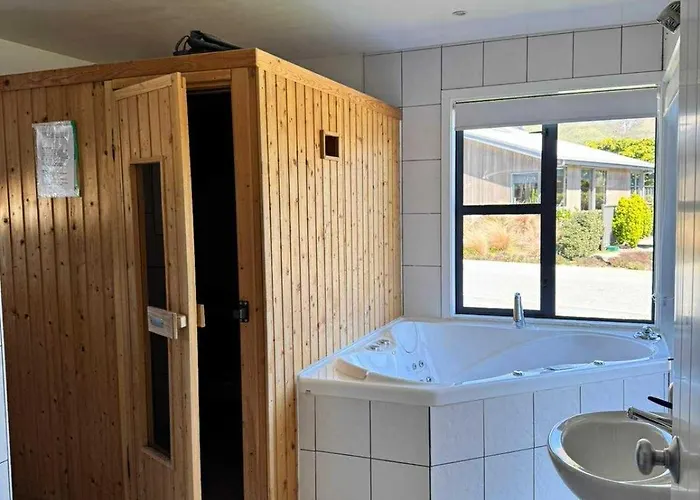 Group Escape In Sleeps 11 Bath & Views Wanaka