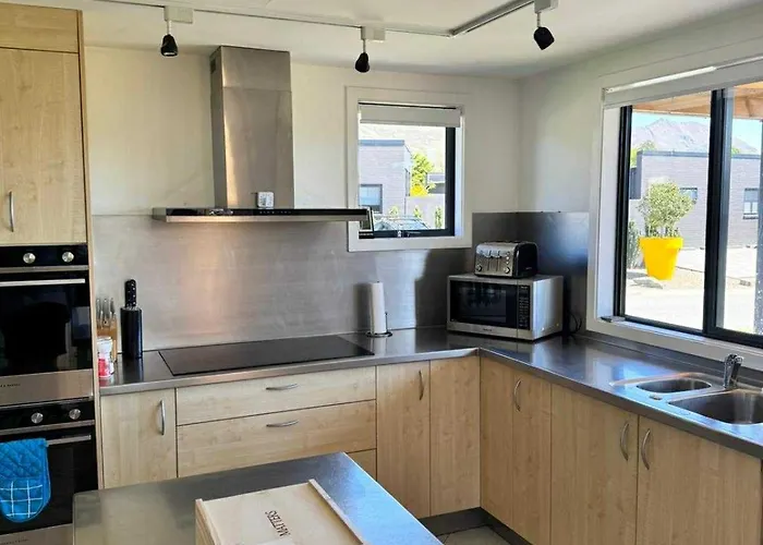 Group Escape In Sleeps 11 Bath & Views Wanaka
